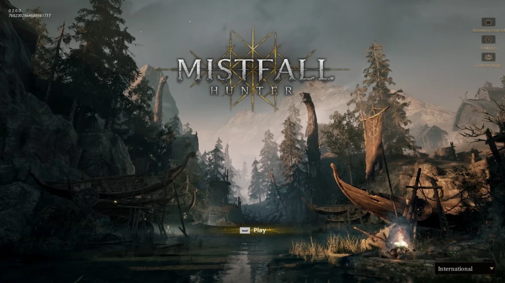 Menu główne Mistfall Hunter z logo gry na środku ekranu. W tle widać górzystą, leśną lokację z łodziami, drewnianymi konstrukcjami, sztandarami i ogniskiem. Po prawej stronie znajdują się opcje Announcement, Settings i Community.