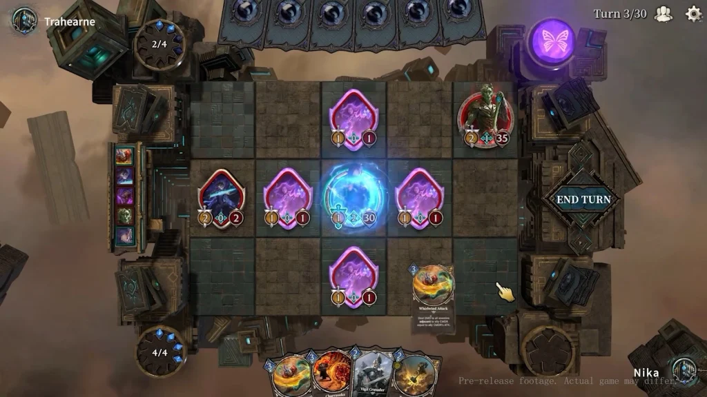 Zrzut ekranu z przedpremierowej wersji Mistbound: Guild Wars Card Game. Widać taktyczną planszę z polami ułożonymi w siatkę, karty jednostek rozmieszczone na polu bitwy, rękę kart gracza na dole ekranu oraz przycisk „End Turn” po prawej stronie.
