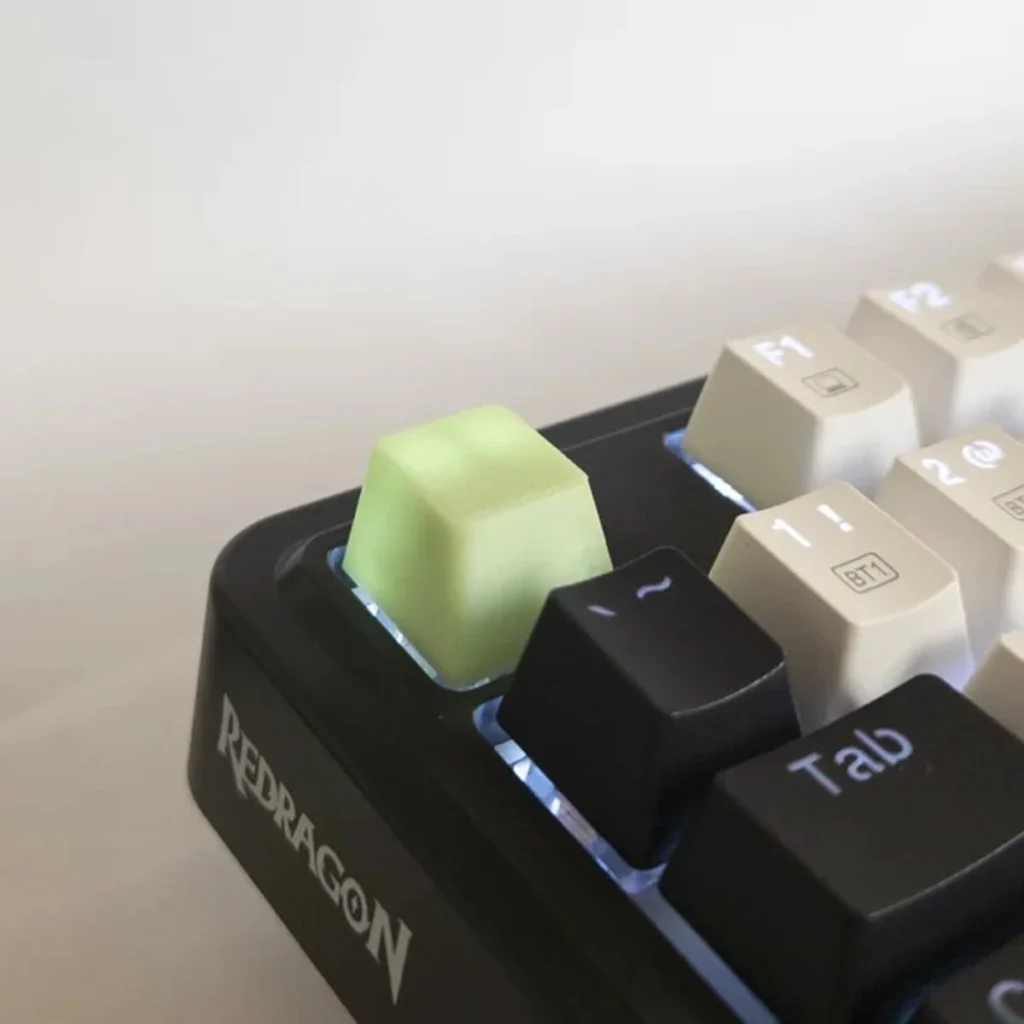 Zestaw keycapsów 3D AimNowShop na białej klawiaturze mechanicznej