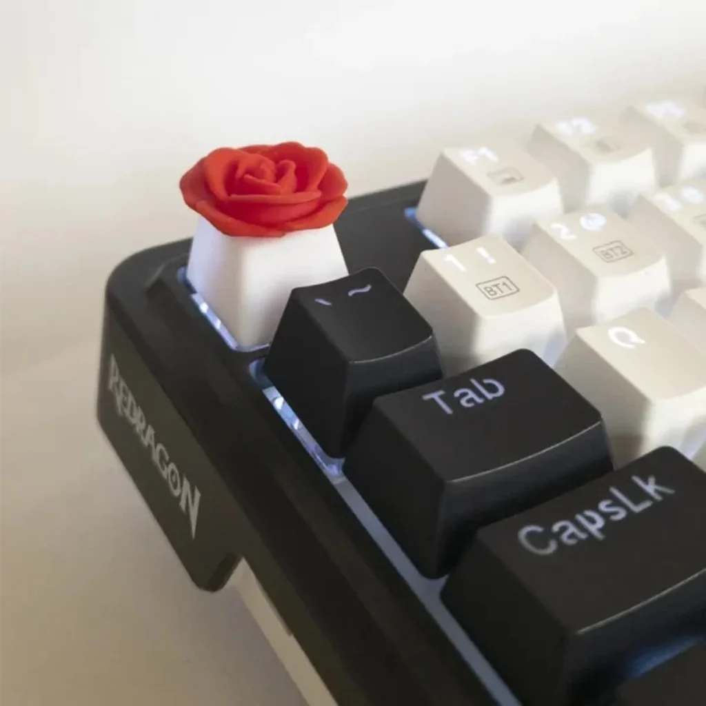 Czerwony keycap 3D z motywem róży na klawiaturze mechanicznej