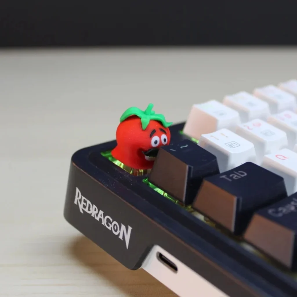 Keycap 3D w kształcie pomidora zamontowany na klawiaturze mechanicznej