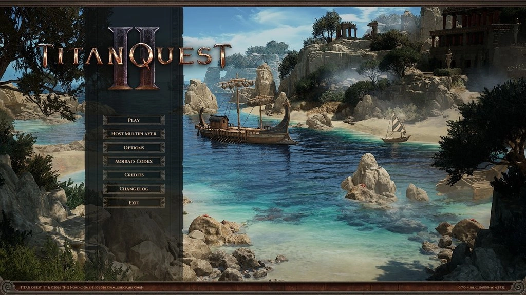 Menu główne Titan Quest II na tle jasnego wybrzeża starożytnej Grecji, z turkusową wodą, skalistymi klifami, świątyniami i statkiem przy brzegu.