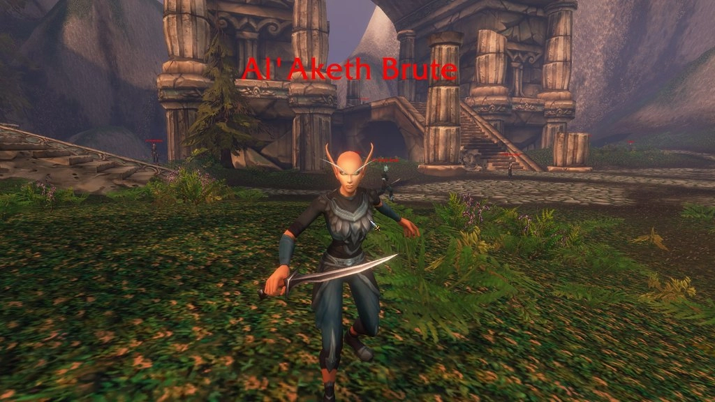 Członkini kultu Al’Aketh o pomarańczowej skórze biegnie z zakrzywionym ostrzem. Za nią widać innych kultystów i kamienne ruiny. Źródło: World of Warcraft: Forever, zrzut ekranu gracza.