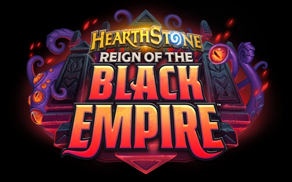 Logo Hearthstone: Reign of the Black Empire ze złotymi, pomarańczowymi i czerwonymi literami, otoczone ciemnymi kamiennymi konstrukcjami oraz wijącymi się fioletowymi mackami pokrytymi świecącymi pomarańczowymi oczami. Źródło: Blizzard Press Center.