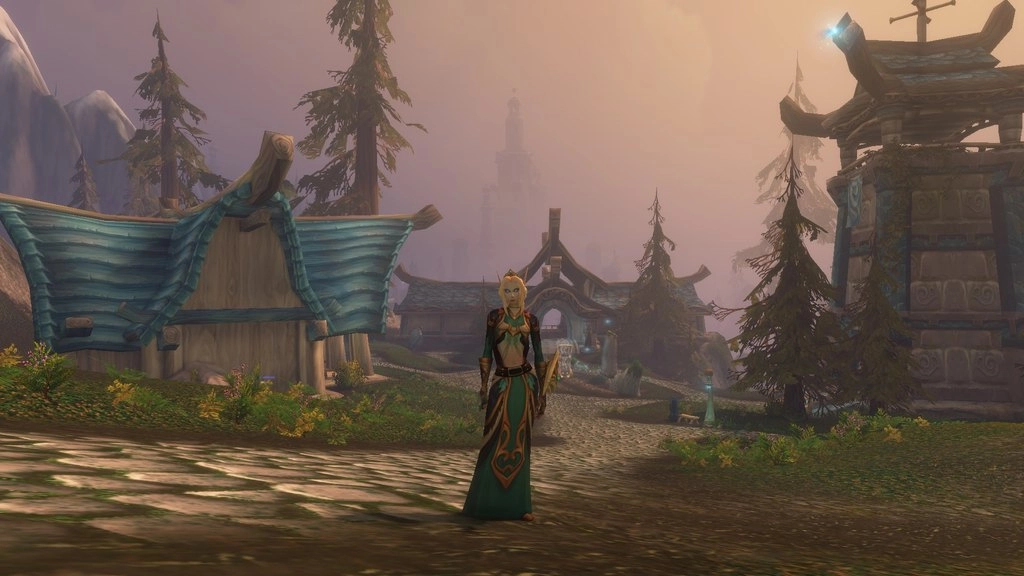 Postać Skyborne stoi na drodze przez Shen'Dar Village. Wokół widać budynki z zakrzywionymi niebieskimi dachami, drzewa i kamienną budowlę. Źródło: World of Warcraft: Forever, zrzut ekranu gracza.