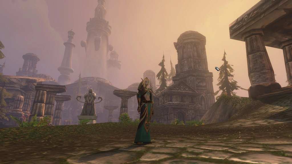Postać Skyborne stoi wśród rzeźbionych kamiennych ruin Shrine of Akir. Za nią w ciepłym świetle widać posąg, zniszczone kolumny i wysokie wieże. Źródło: World of Warcraft: Forever, zrzut ekranu gracza.