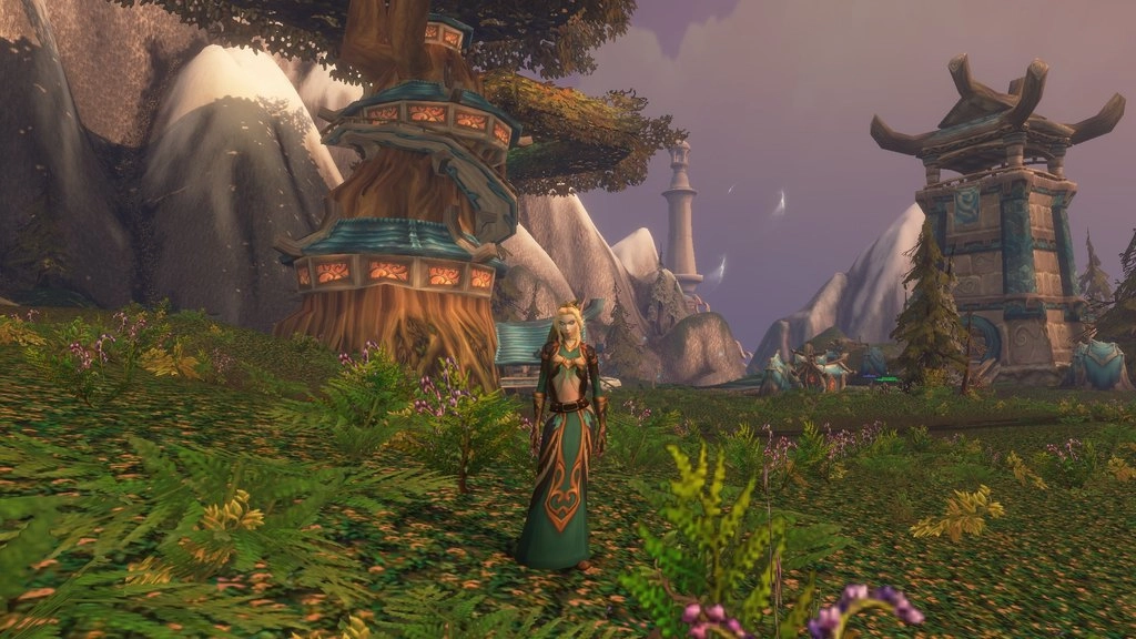Postać Skyborne stoi wśród traw i kwiatów w Thendal Village. Za nią widać wielkie drzewo, elfickie budynki i kamienną wieżę. Źródło: World of Warcraft: Forever, zrzut ekranu gracza.