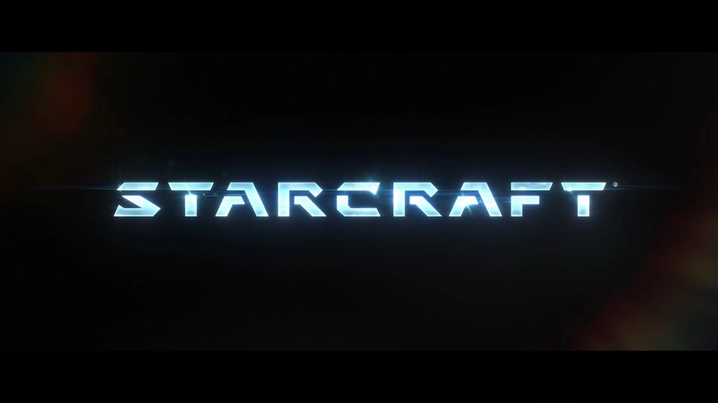 Logo StarCraft zapisane kanciastymi, świecącymi jasnoniebieskimi literami, umieszczone pośrodku niemal czarnego tła. Zrzut ekranu z transmisji BlizzConu na kanale Blizzarda na Twitchu.