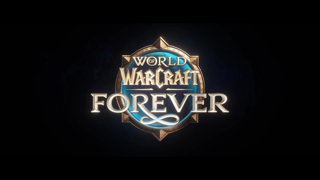Logo World of Warcraft: Forever na czarnym tle. Jasnozłote litery na niebieskim, okrągłym emblemacie ze złotym obramowaniem. Pod słowem „Forever” znajduje się symbol nieskończoności. Źródło: transmisja BlizzConu na kanale Blizzarda na Twitchu.