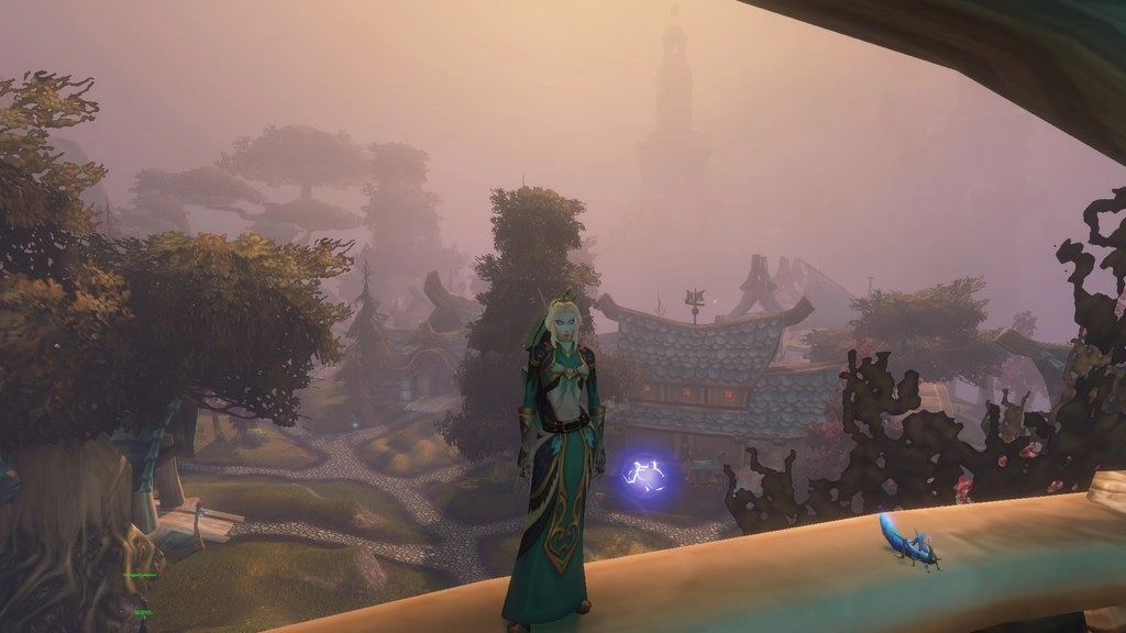 Postać Skyborne stoi ponad Valanaar i patrzy na kręte ścieżki, drzewa oraz budynki z niebieskimi dachami we mgle. Źródło: World of Warcraft: Forever, zrzut ekranu gracza.