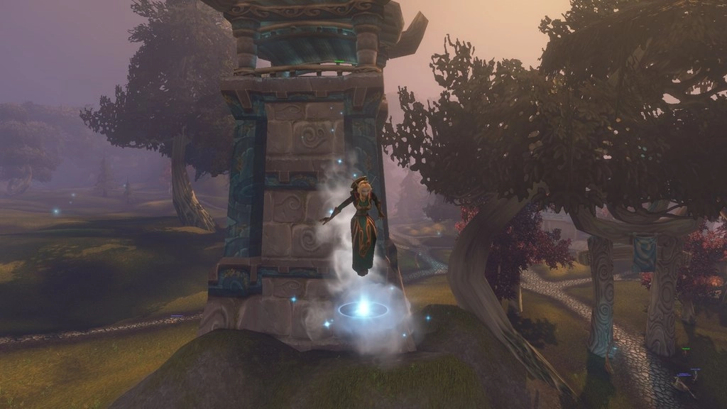 Postać Skyborne unosi się obok zdobionej kamiennej wieży. Pod jej stopami widać biały wir powietrza, a niżej drzewa wyspy. Źródło: World of Warcraft: Forever, zrzut ekranu gracza.