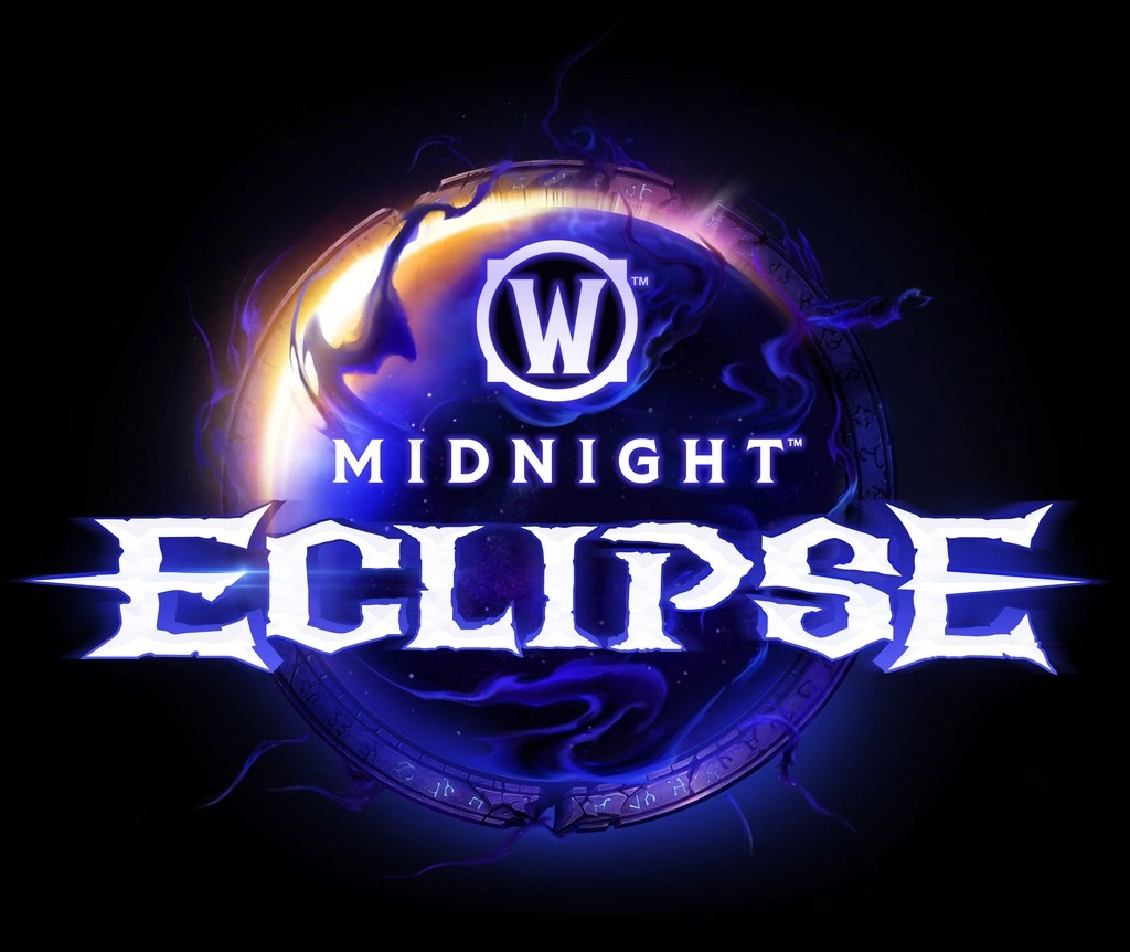 Logo World of Warcraft: Midnight – Eclipse. Białe litery na tle ciemnego, okrągłego emblematu otoczonego niebieskimi i fioletowymi smugami, z jasnym złotym łukiem wzdłuż jego lewej górnej krawędzi. Źródło: Blizzard Press Center.
