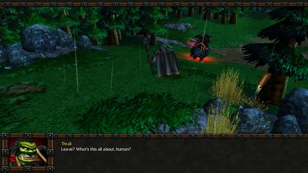 Thrall spotyka zakapturzonego Medivha w ciemnym, deszczowym lesie podczas oryginalnego prologu Warcraft III: Reign of Chaos. Pod sceną widać klasyczny interfejs oraz portret Thralla przy wypowiadanej kwestii. Źródło: YouTube, Prologue: Warcraft 3 Reign of Chaos PC No Commentary Walkthrough Gameplay 1, 15:48.