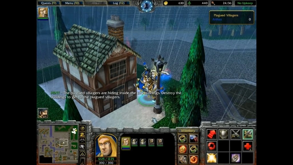 Arthas stoi obok konnego rycerza pośród zalanych deszczem budynków i wąskich ulic klasycznego Stratholme podczas misji The Culling w Warcraft III: Reign of Chaos. Źródło: YouTube, Warcraft 3 The Culling – Stratholme Human Campaign 6, 2:01.