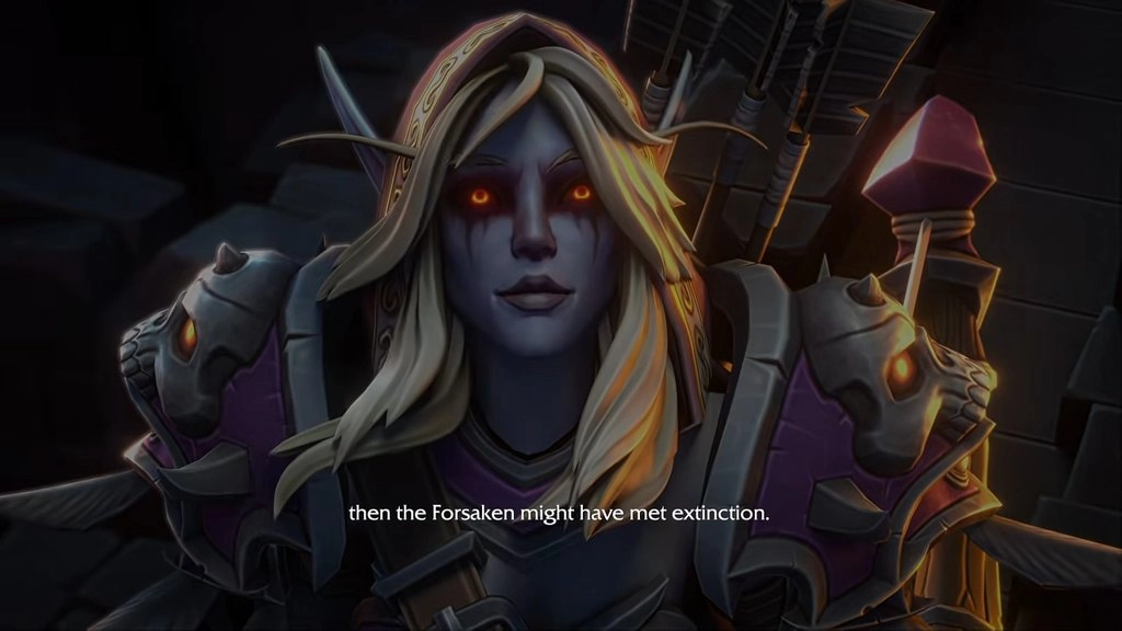 Zbliżenie na uśmiechającą się Sylvanas Windrunner w stylu Definitive Edition, z szaroniebieską skórą, świecącymi pomarańczowymi oczami, długimi jasnymi włosami oraz szczegółową fioletowo-czarną zbroją. Źródło: YouTube, Warcraft III Reforged: Forsaken Kingdom – Full Story | All Cutscenes & Dialogue.