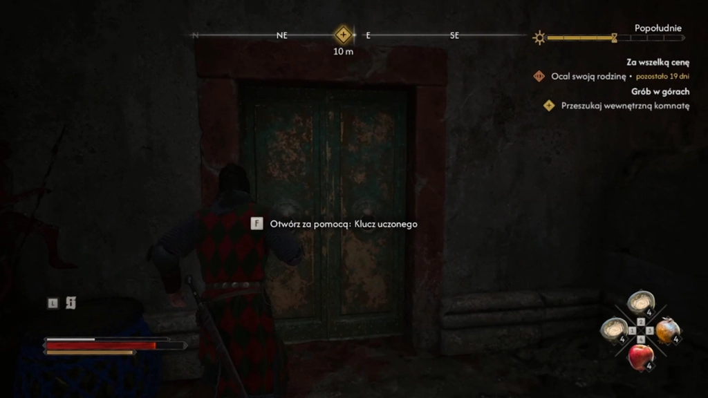 Coen przed zniszczonymi drzwiami wewnątrz ruin. Komunikat interakcji wskazuje możliwość otwarcia ich kluczem uczonego. Źródło: The Blood of Dawnwalker. Kadr z nagrania rozgrywki autora.
