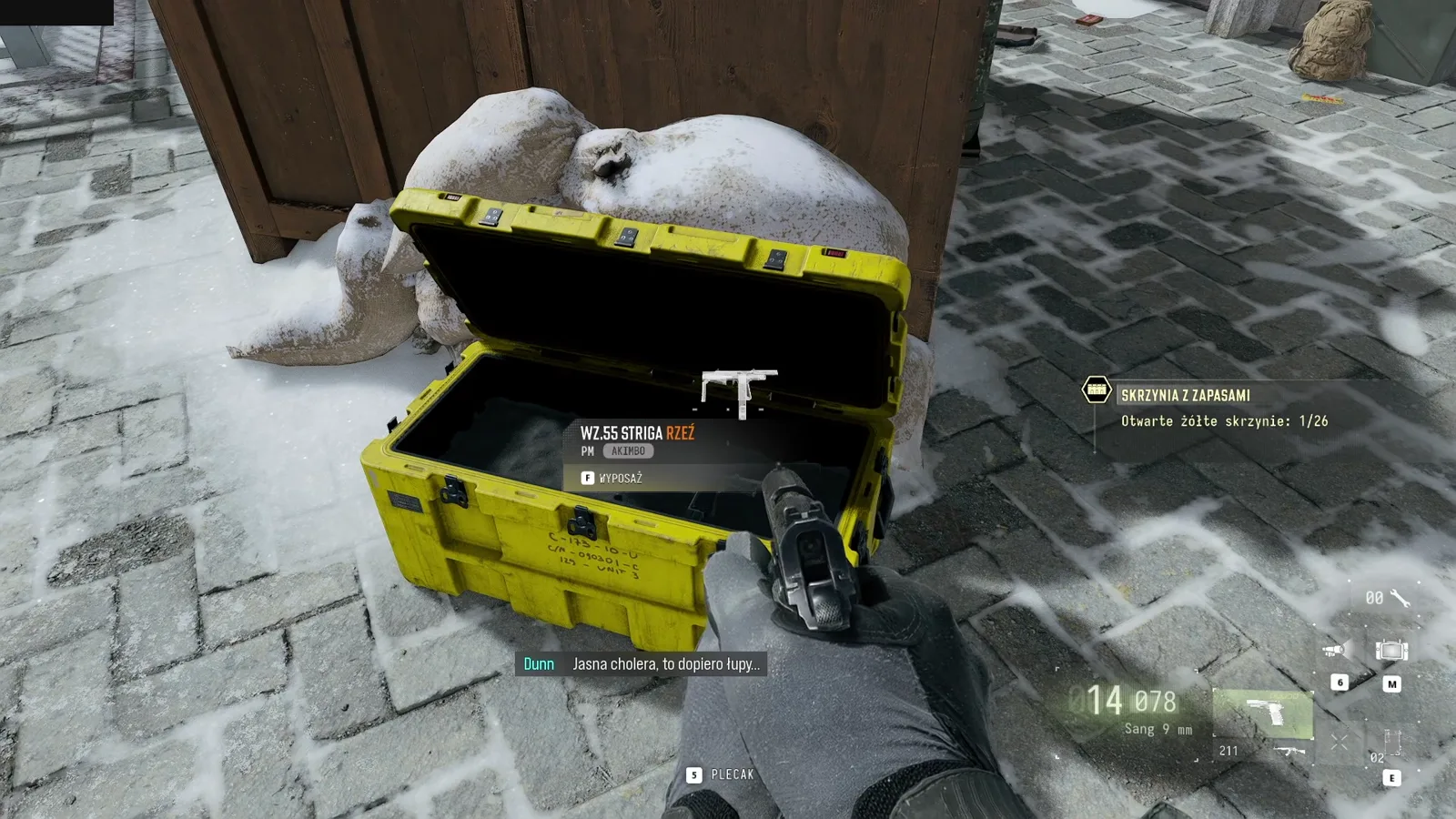 Otwarta żółta skrzynia z pistoletem maszynowym WZ.55 Striga Rzeź i licznikiem otwartych żółtych skrzyń 1/26 w misji W tarapatach w Modern Warfare 4