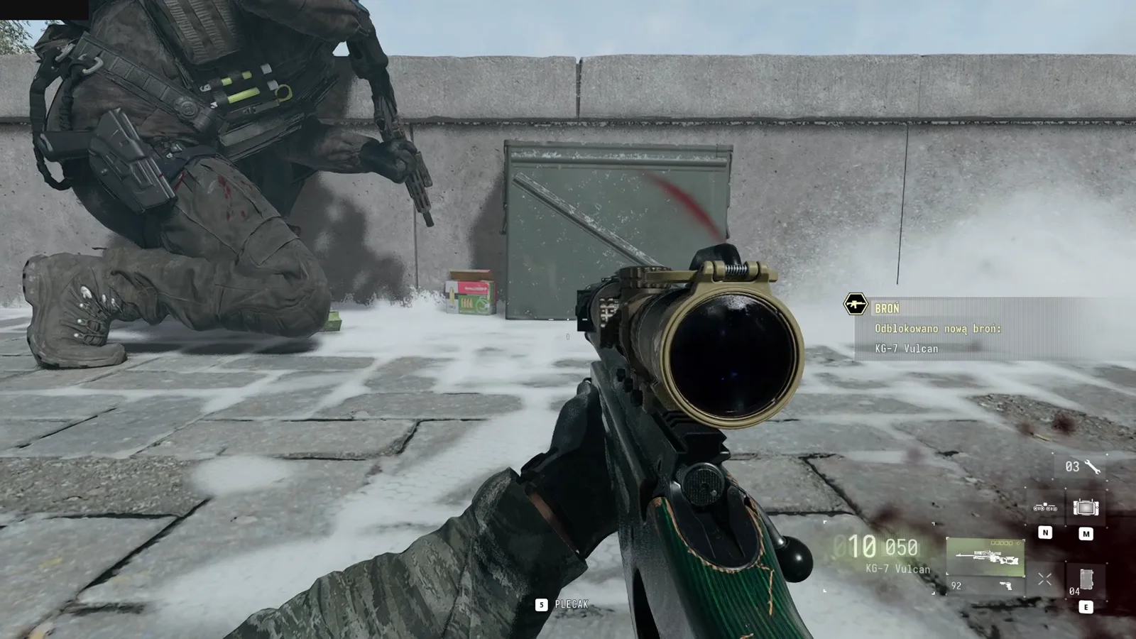 Komunikat o odblokowaniu karabinu KG-7 Vulcan z dużą lunetą przy betonowym murze na wyspie ze stanowiskiem obrony przeciwlotniczej w Modern Warfare 4