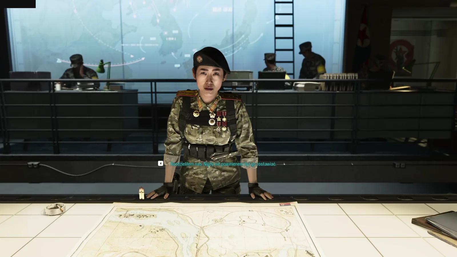 Ri Ju-Young w mundurze stoi przy stole z mapą w sztabie, na ekranie podświetlona odpowiedź „Rozdzieliłem nas. Nigdy nie powinienem był go zostawiać.” w Modern Warfare 4