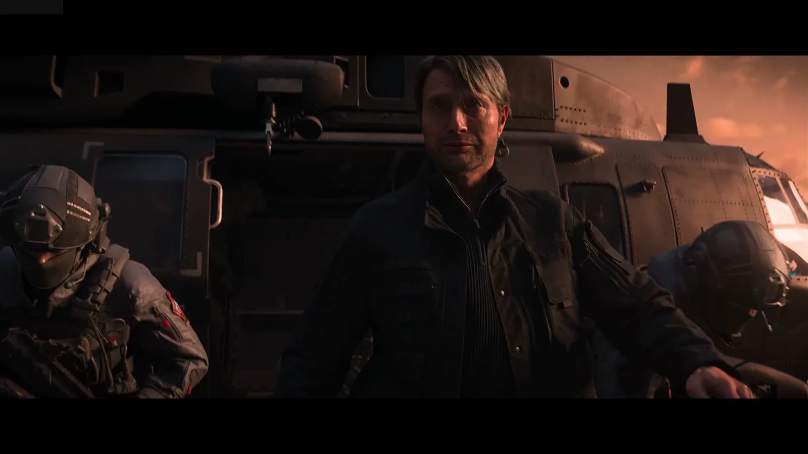 Łucznik (Mads Mikkelsen) wysiada z helikoptera na dachu wieżowca w Bombaju w Modern Warfare 4