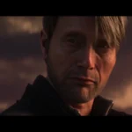 Zbliżenie twarzy Łucznika granego przez Madsa Mikkelsena w Modern Warfare 4