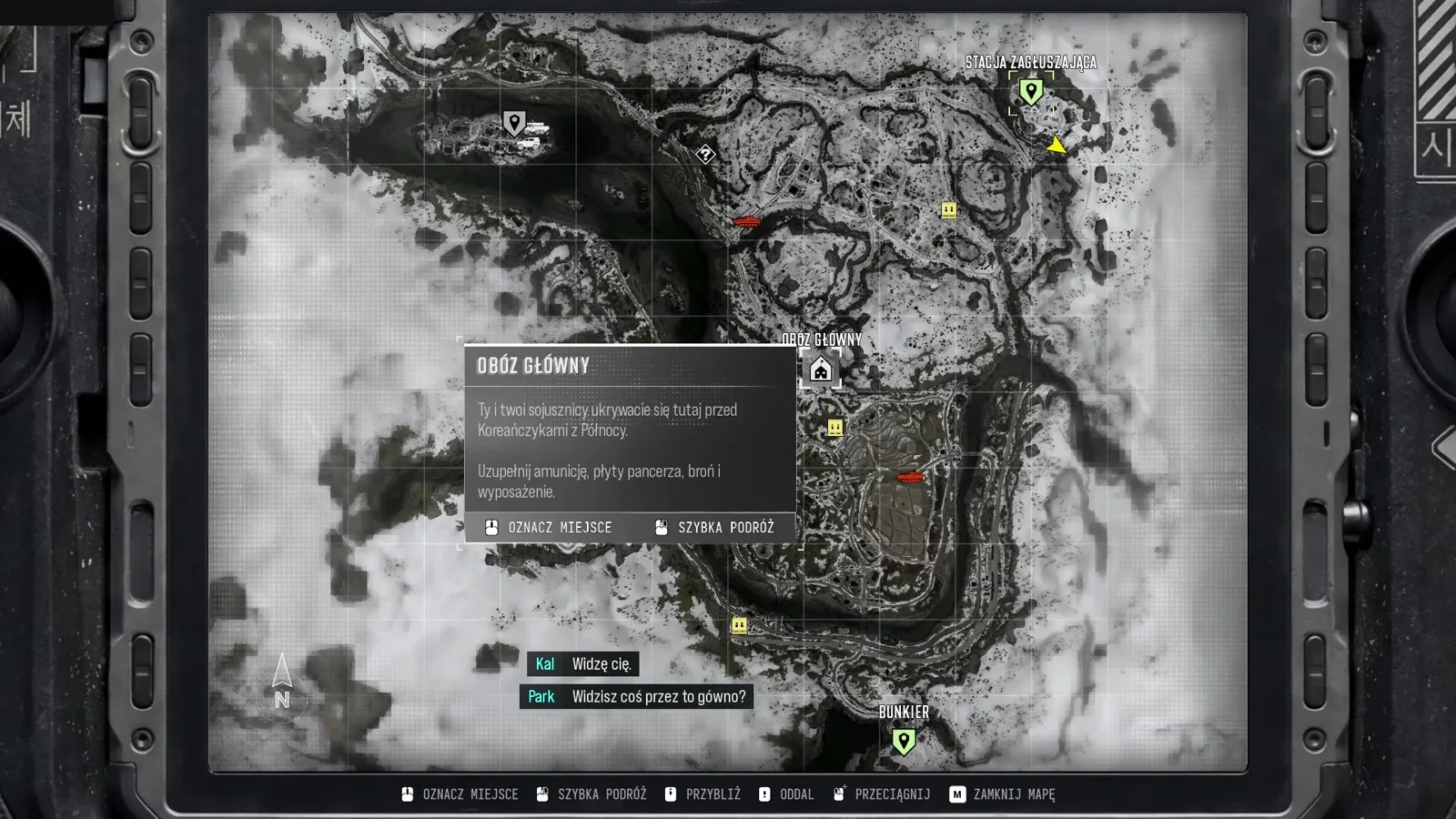 Mapa taktyczna misji W tarapatach z oznaczeniami obozu głównego, stacji zagłuszającej i bunkra w Modern Warfare 4