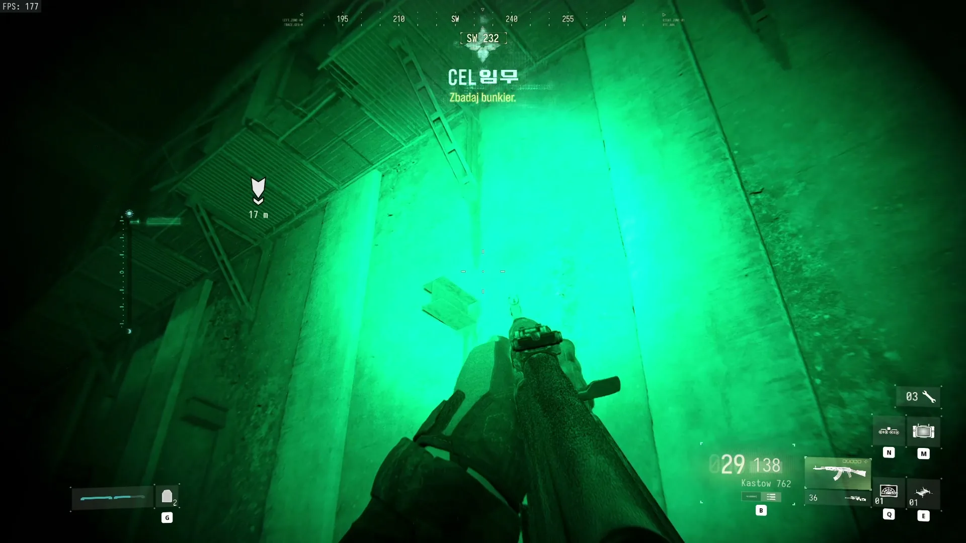 Gracz na dnie hali pomp, a znacznik celu Zbadaj bunkier wskazuje kładkę nad głową, misja W tarapatach w Modern Warfare 4