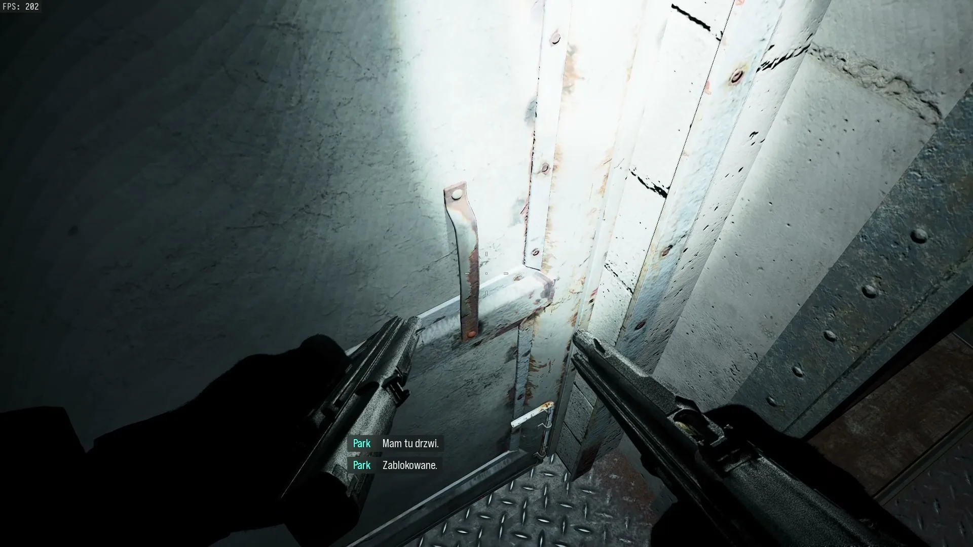 Zablokowane drzwi na końcu połamanej kładki w hali pomp, opuszczony bunkier w misji W tarapatach w Modern Warfare 4