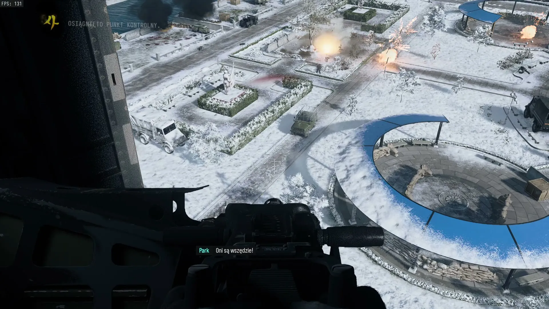 Widok z działka pokładowego śmigłowca na ośnieżony plac i fontannę przed Pałacem Prezydenckim w misji Dekapitacja w Modern Warfare 4