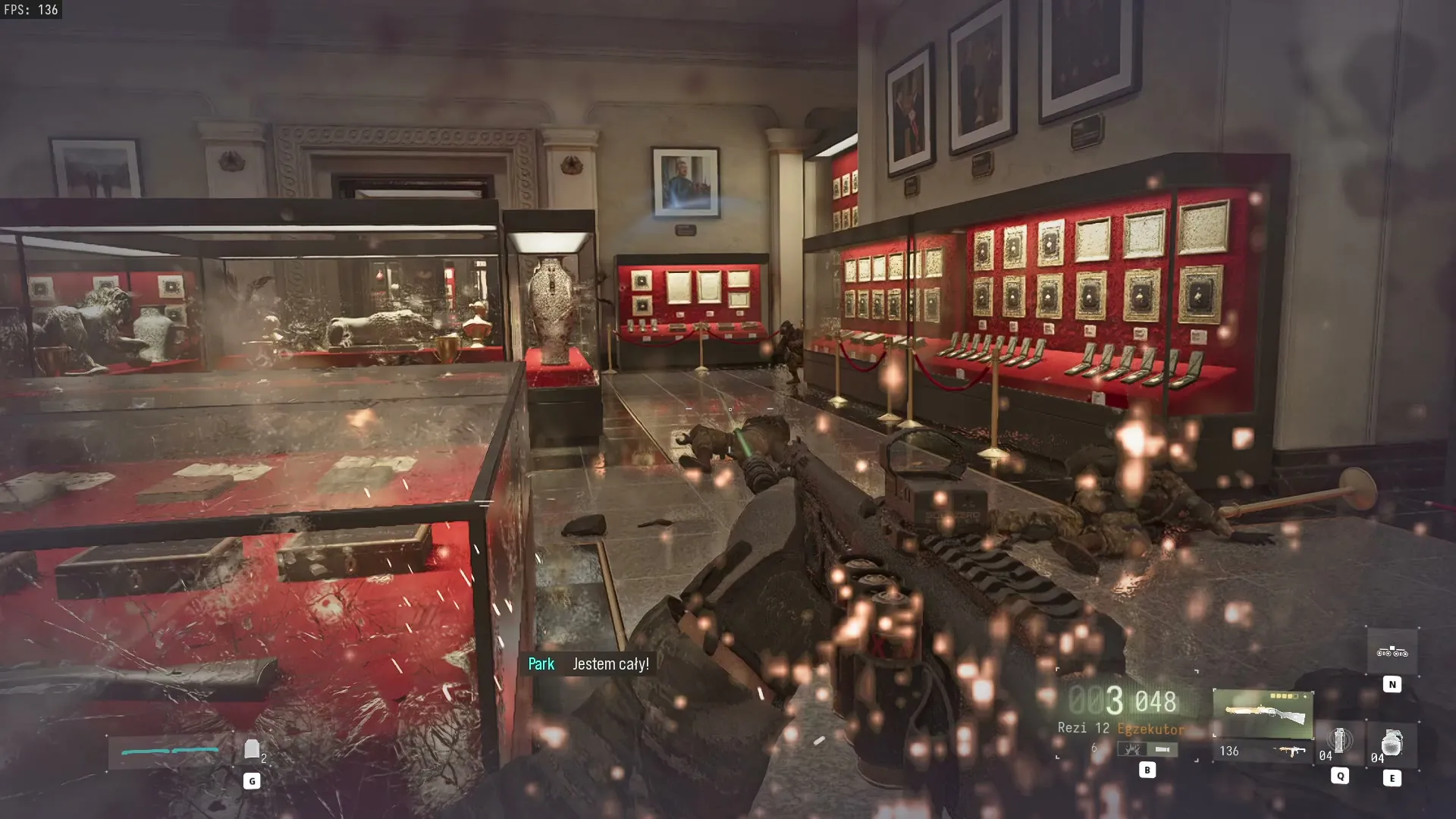 Walka wśród rozbitych gablot w muzeum pałacu ze strzelbą Rezi 12 w misji Dekapitacja w Modern Warfare 4