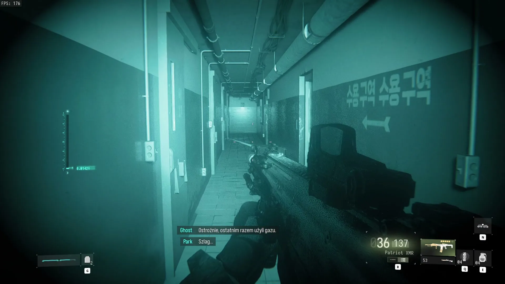 Ciemny korytarz więzienia pod pałacem w noktowizorze z karabinem Patriot XMR w misji Dekapitacja w Modern Warfare 4