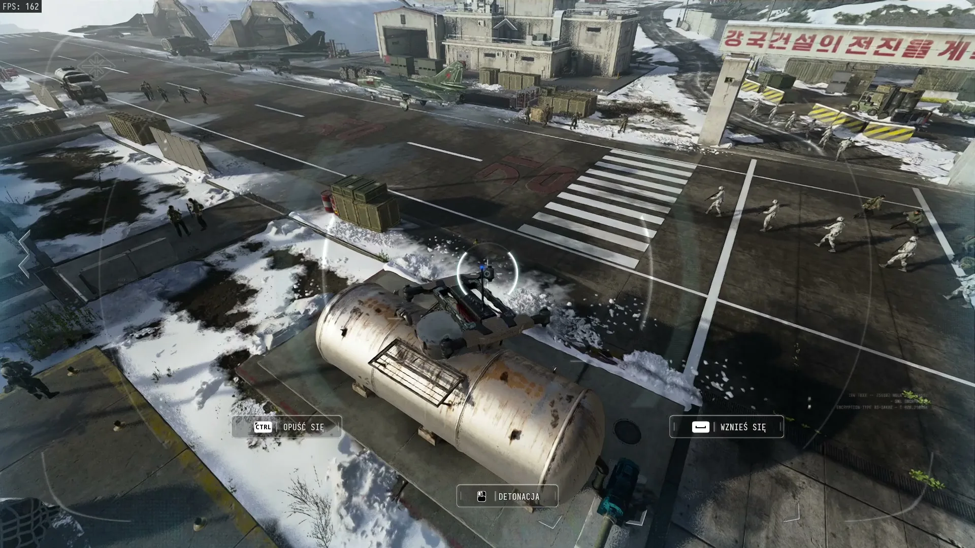 Widok z drona z bombą nad płytą lotniska ze sterowaniem w misji Dezercja w Modern Warfare 4