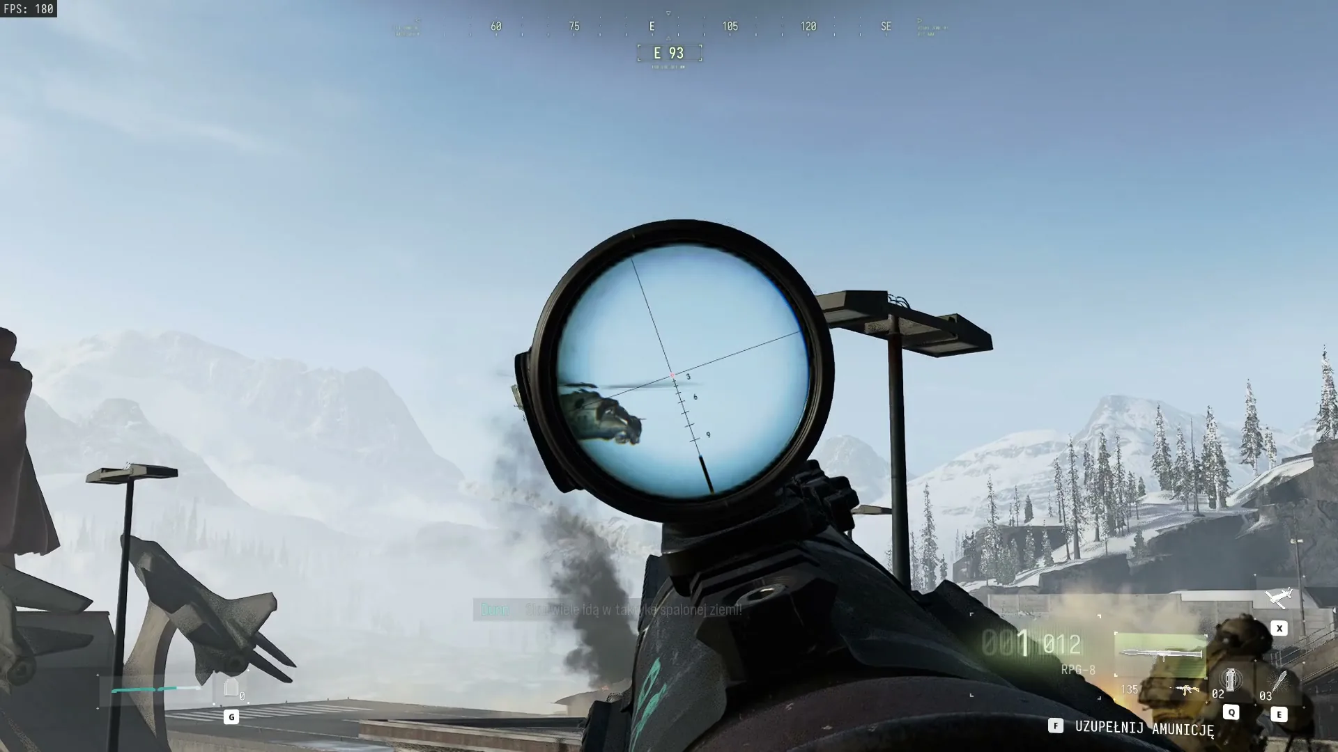 Dunn celuje z RPG-8 we wrogi śmigłowiec szturmowy nad bazą lotniczą w misji Dezercja w Modern Warfare 4