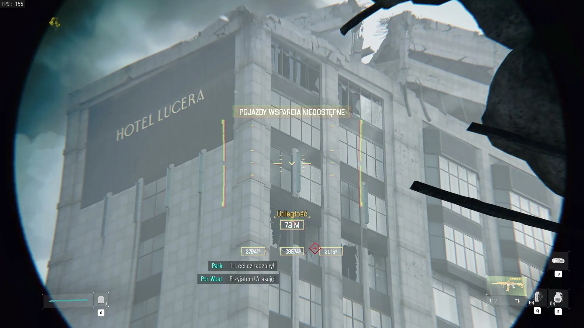 Oznaczanie celu na fasadzie hotelu Lucera przez lunetę namierzającą w misji Kontratak w Modern Warfare 4