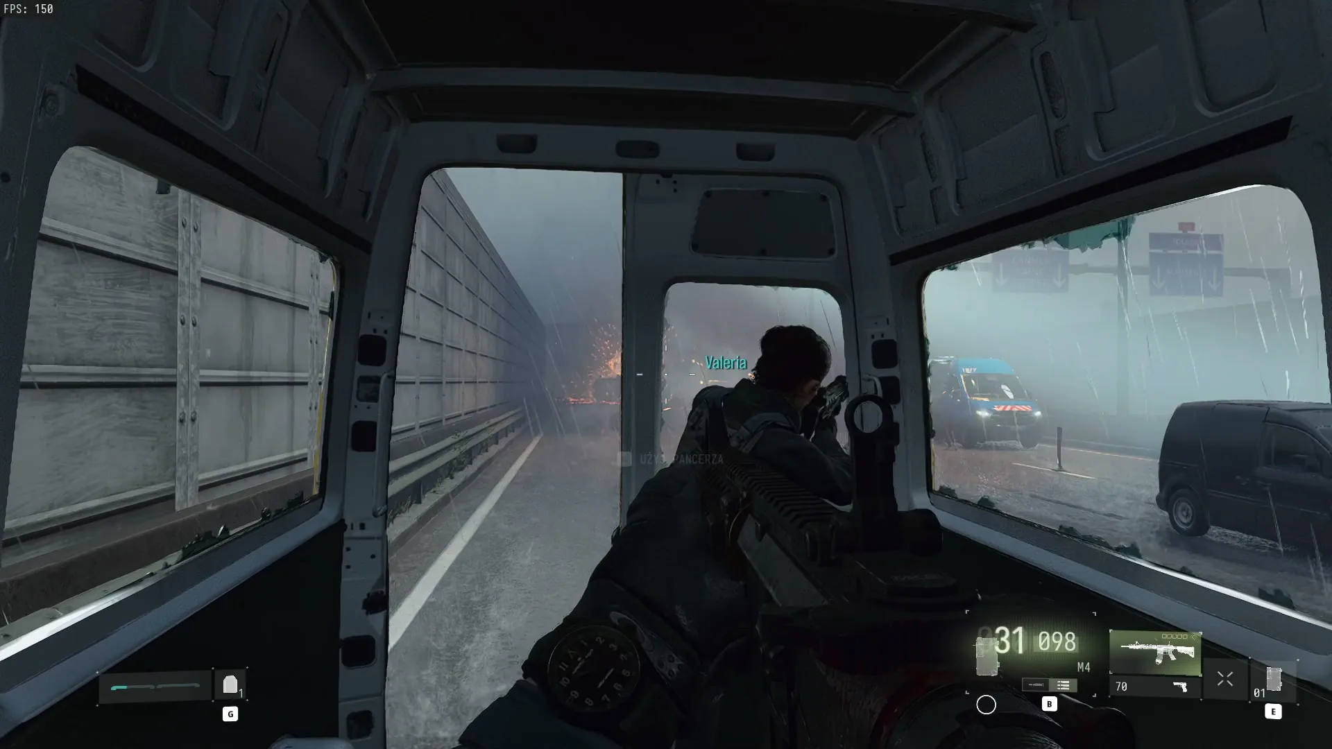 Valeria strzela z furgonetki podczas pościgu w Paryżu w misji Pościg w Modern Warfare 4