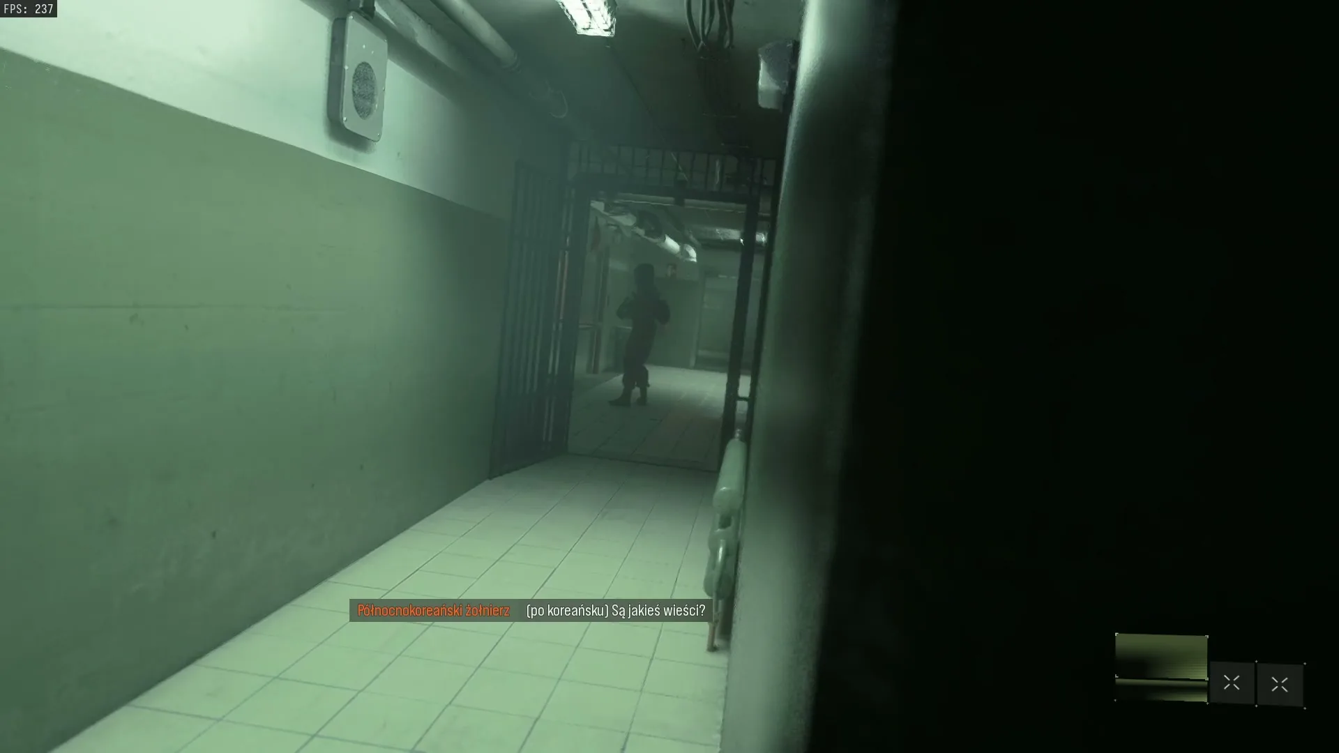 Patrol żołnierzy za kratą przy rogu z wózkami w misji Ucieczka w Modern Warfare 4