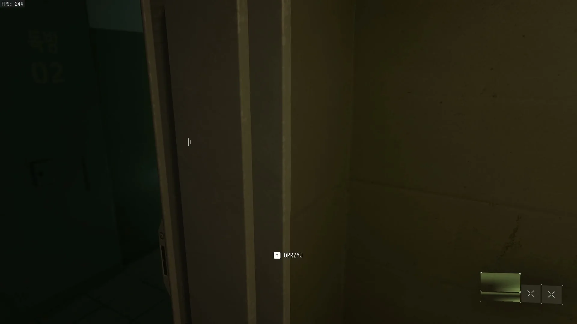 Kryjówka za drzwiami izolatki numer 02, gdy patrol przechodzi korytarzem w misji Ucieczka w Modern Warfare 4