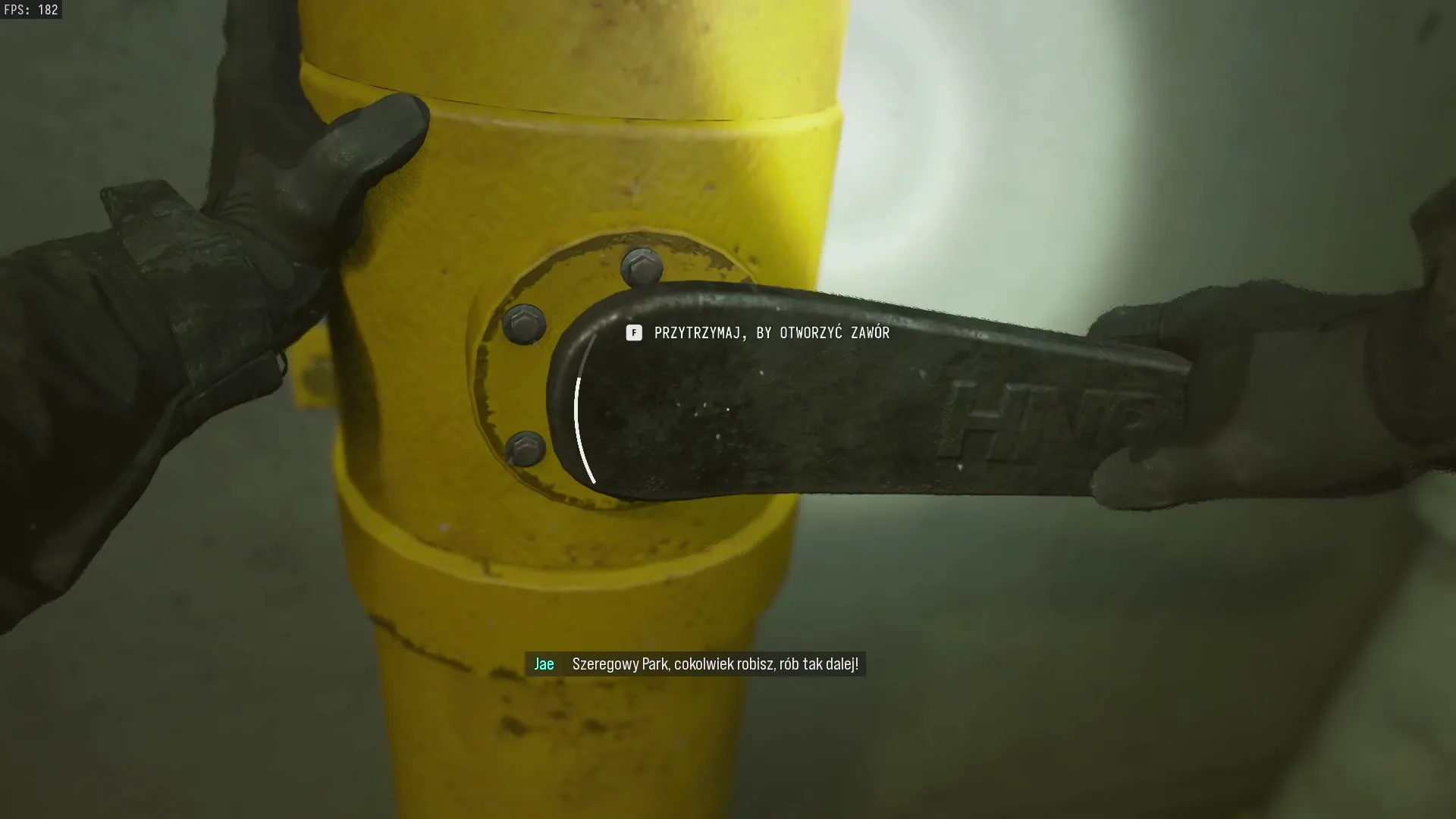 Otwieranie żółtego zaworu awaryjnego klawiszem F pod wodą w misji W okopach w Modern Warfare 4