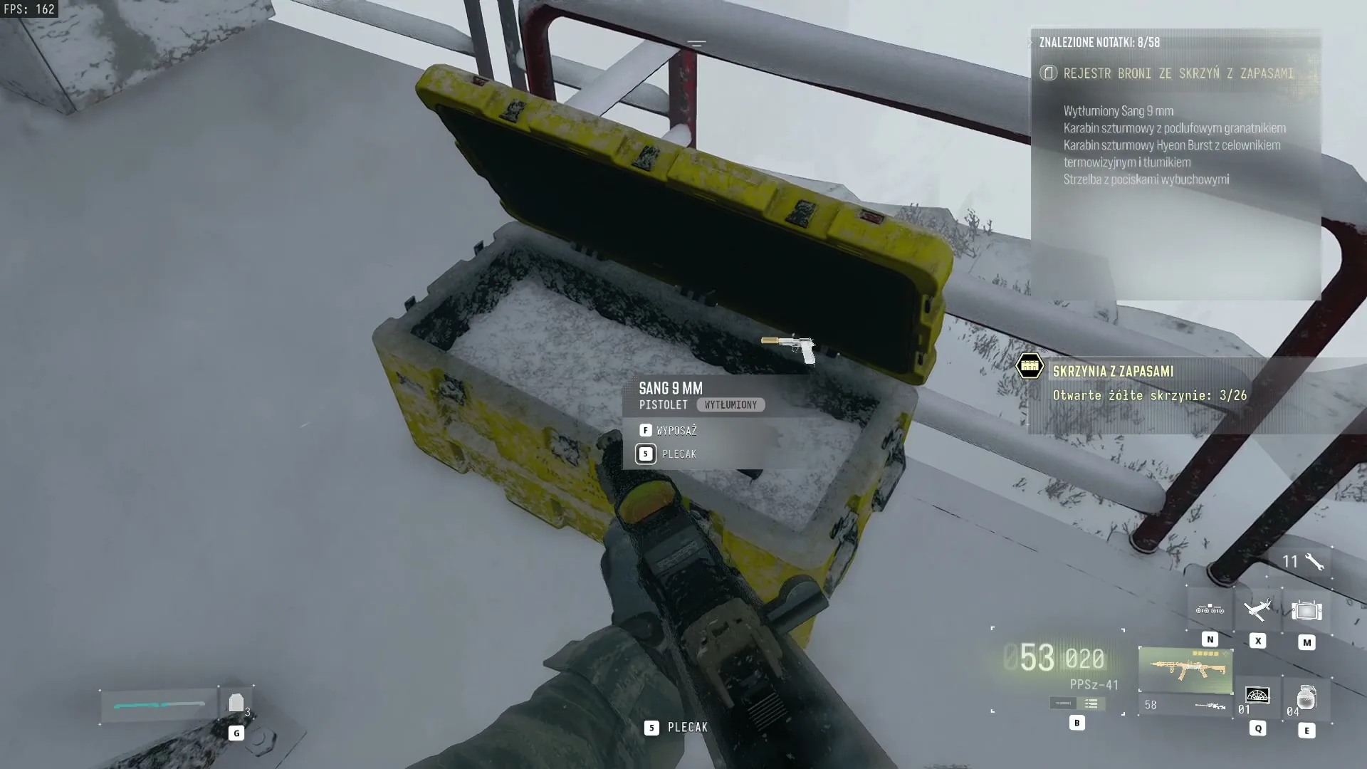 Żółta skrzynia z wytłumionym Sang 9 mm na szczycie wieży stacji zagłuszającej, misja W tarapatach w Modern Warfare 4