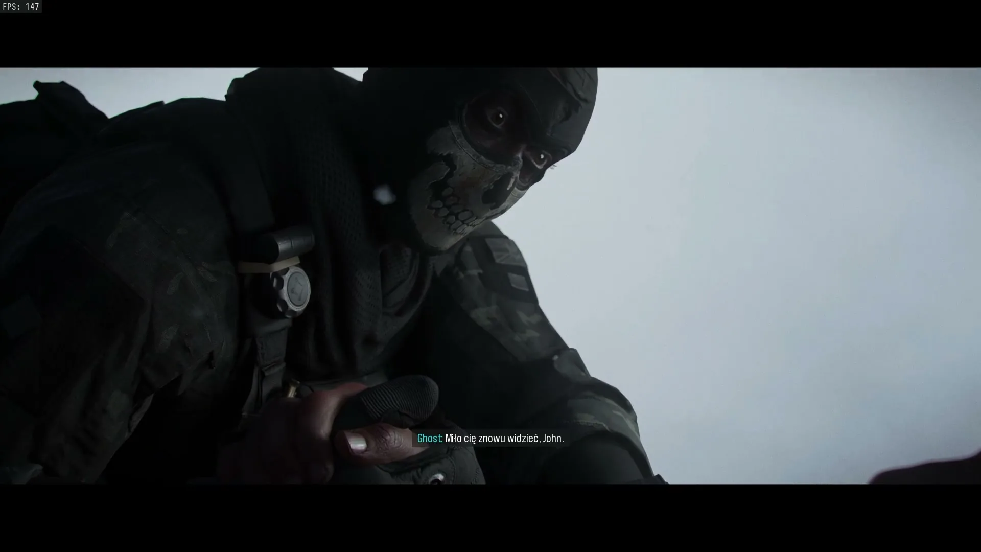 Ghost przy rannym Price na zamarzniętym jeziorze w ostatniej scenie kampanii Modern Warfare 4
