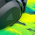Zbliżenie muszli Secret Gear SX70 Black na kolorowej podkładce