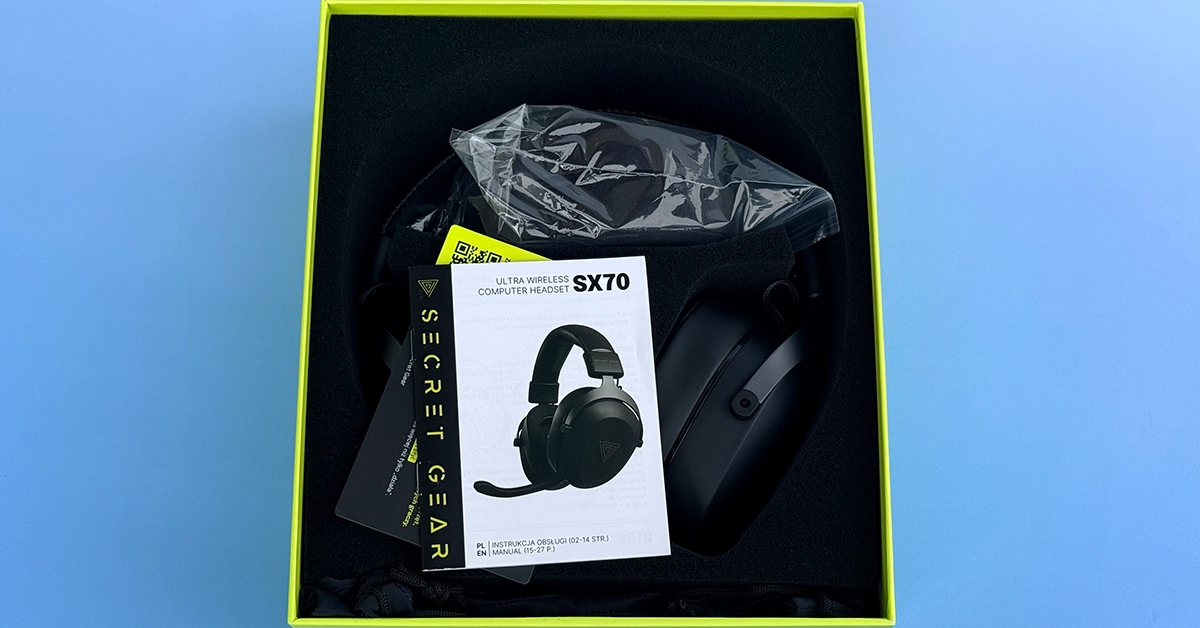Otwarte opakowanie Secret Gear SX70 z instrukcją i słuchawkami