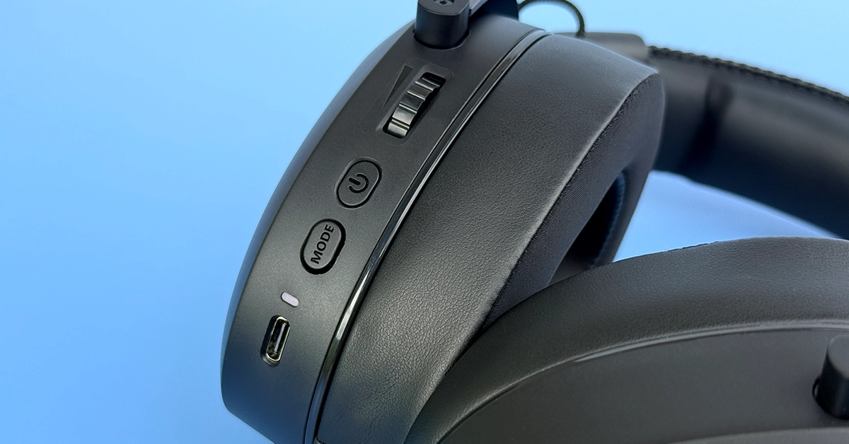 Rolka głośności, włącznik, przycisk MODE i port USB-C w SX70