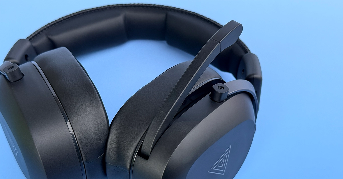 Podniesione ramię mikrofonu przy lewej muszli Secret Gear SX70