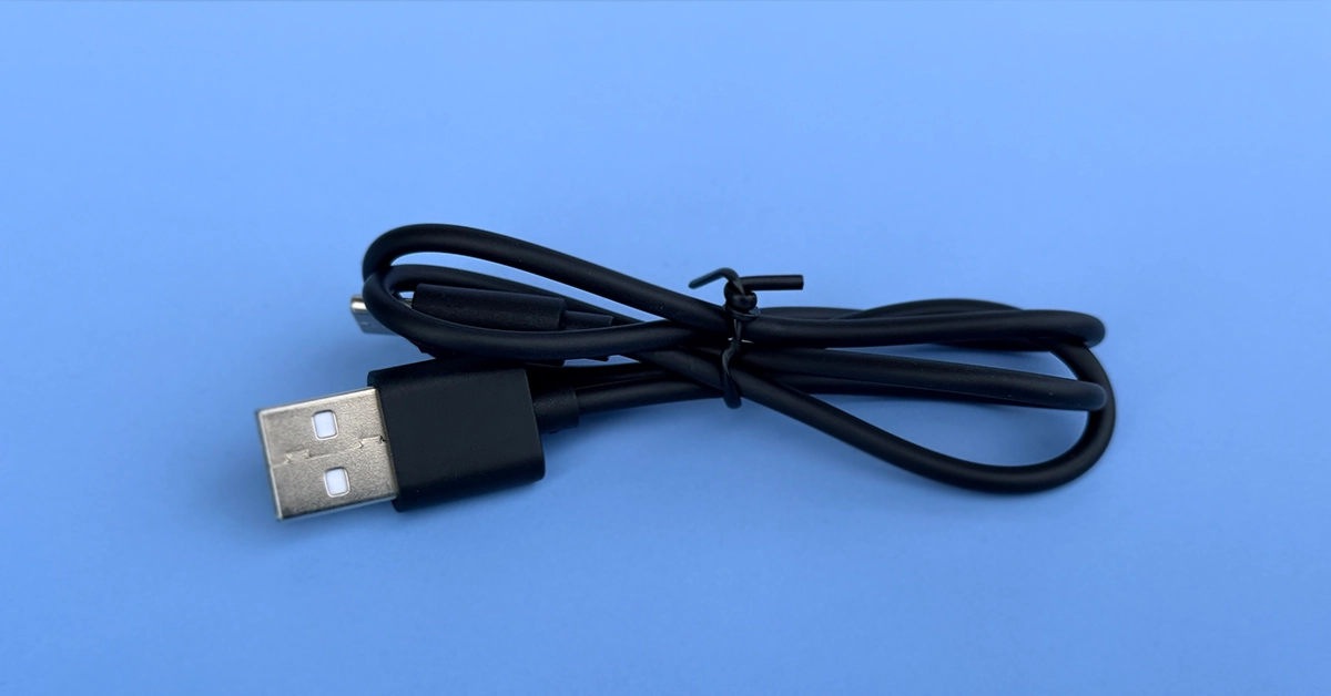Przewód USB-A do USB-C dołączony do Secret Gear SX70